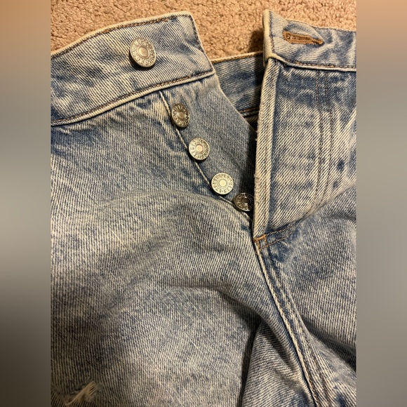 Worn once- EXPRESS boyfriend midrise lightwashe jean shorts - Picture 5 of 5